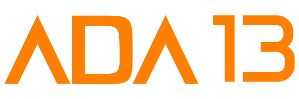 El wordmark ADA 13 en naranja sobre azul marino